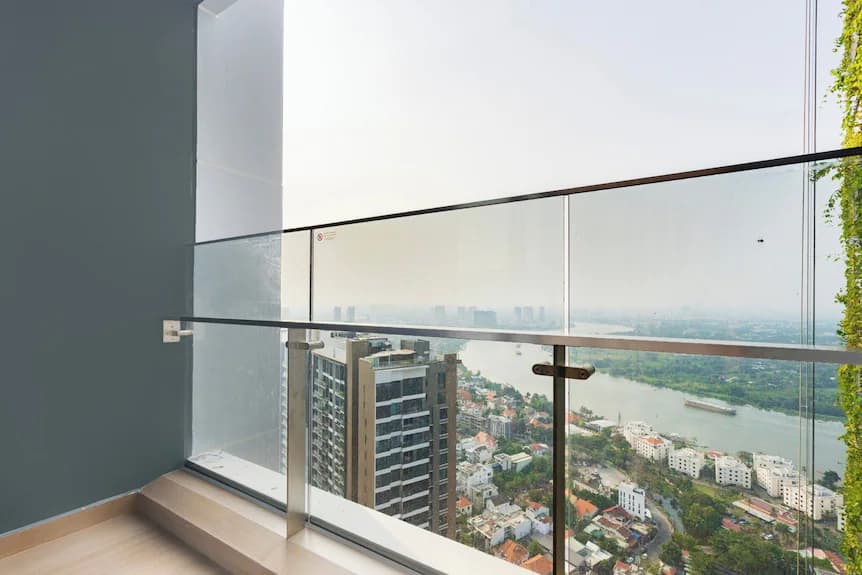 Modern cam balkon korkuluğu sistemi