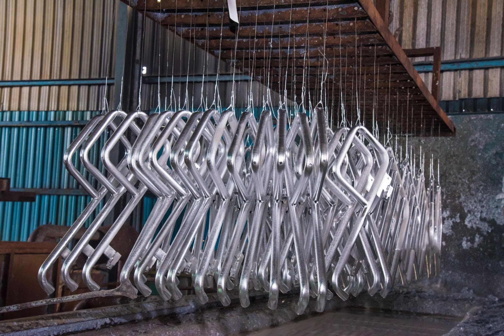 Galvaniz kaplama uygulanmış çelik metal yüzey ve çinko kaplama detayı