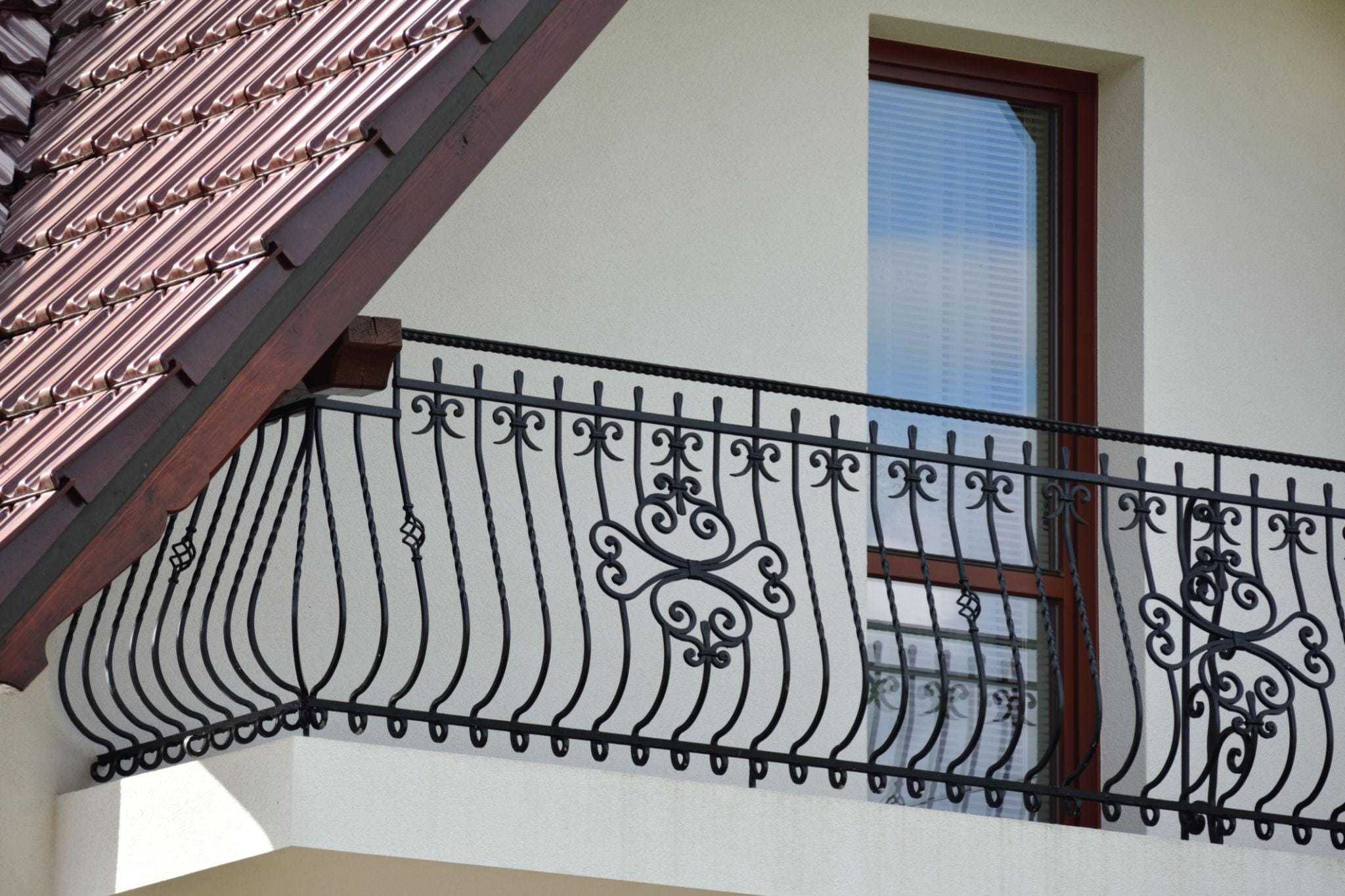 Ferforje demir korkuluk ve dekoratif balkon korkuluğu sistemi