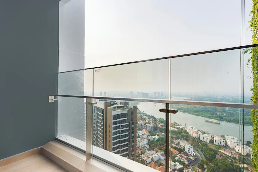 Modern cam balkon korkuluğu sistemi